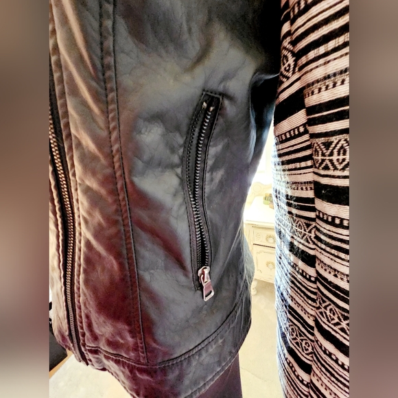 Faux leather + pattern Jacket - Picture 5 of 10